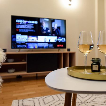 City Living At Its Best - Spacious 2 Bedroom Apartment On Calea Victoriei Bucarest Exterior foto